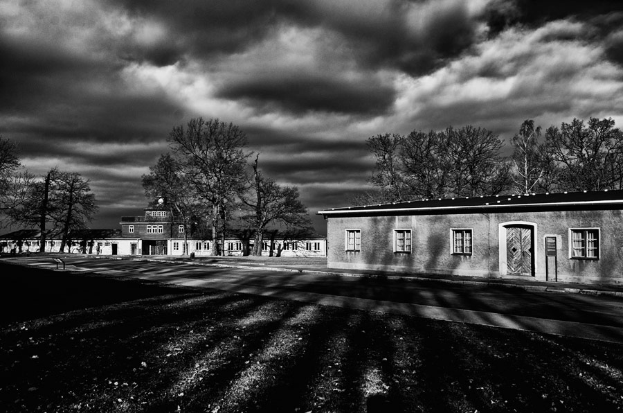 Historische Gebäude der Gedenkstätte Buchenwald unter dunklem Wolkenhimmel