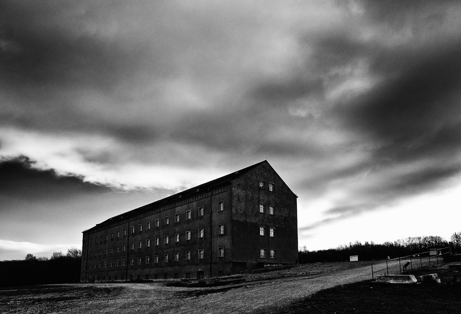 Großes historisches Gebäude in der Gedenkstätte Buchenwald unter dunklen Wolken