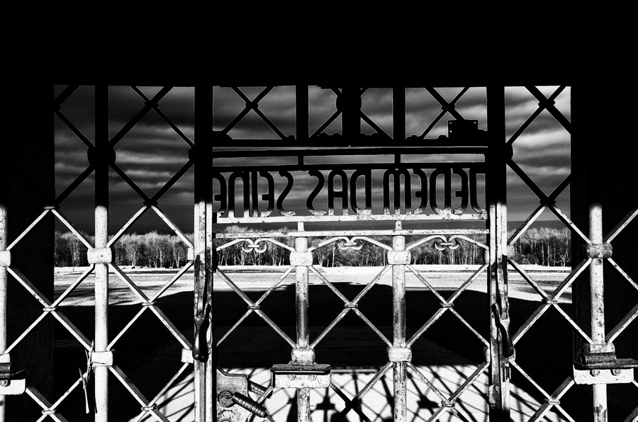 Lagertor mit der Inschrift Jedem das Seine in der Gedenkstätte Buchenwald