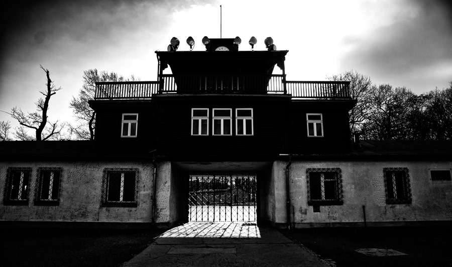 Historisches Lagertor der Gedenkstätte Buchenwald in Schwarz-Weiß