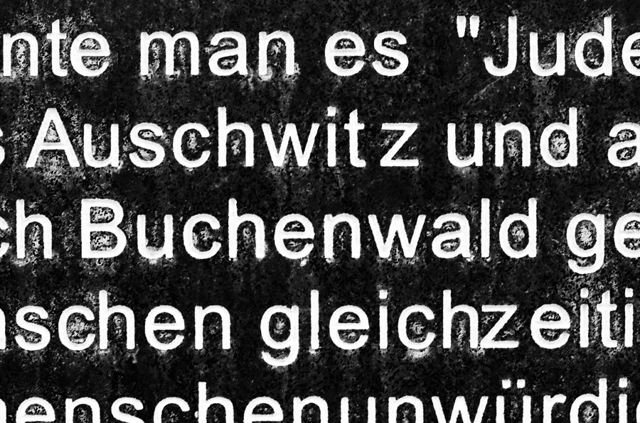 Detail einer Informationstafel mit den Namen Auschwitz und Buchenwald