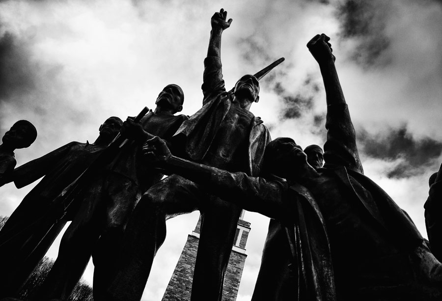 Figurengruppe des Buchenwald-Denkmals aus niedriger Perspektive