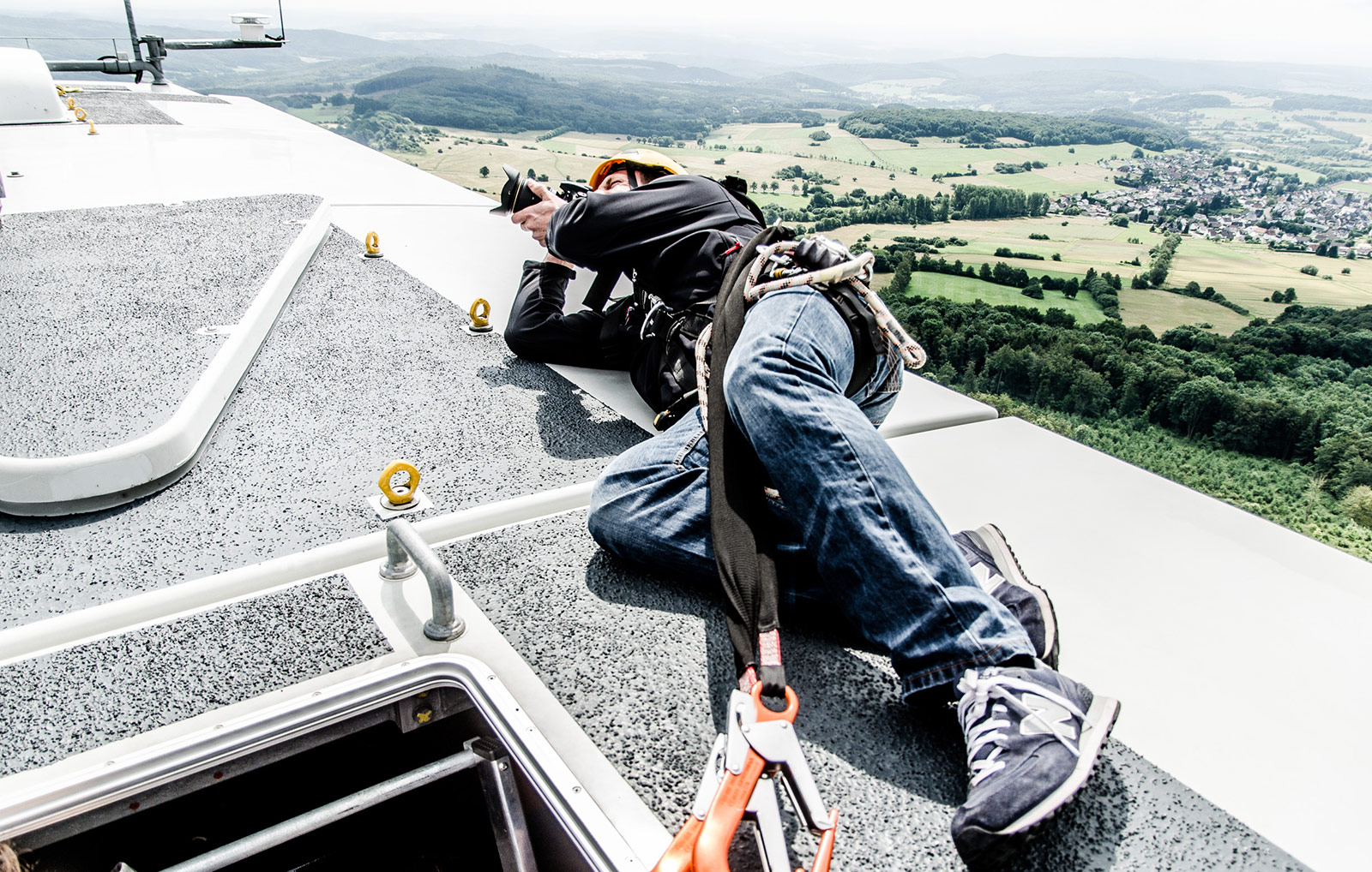 Fotograf Silas Koch auf der Gondel einer Windkraftanlage