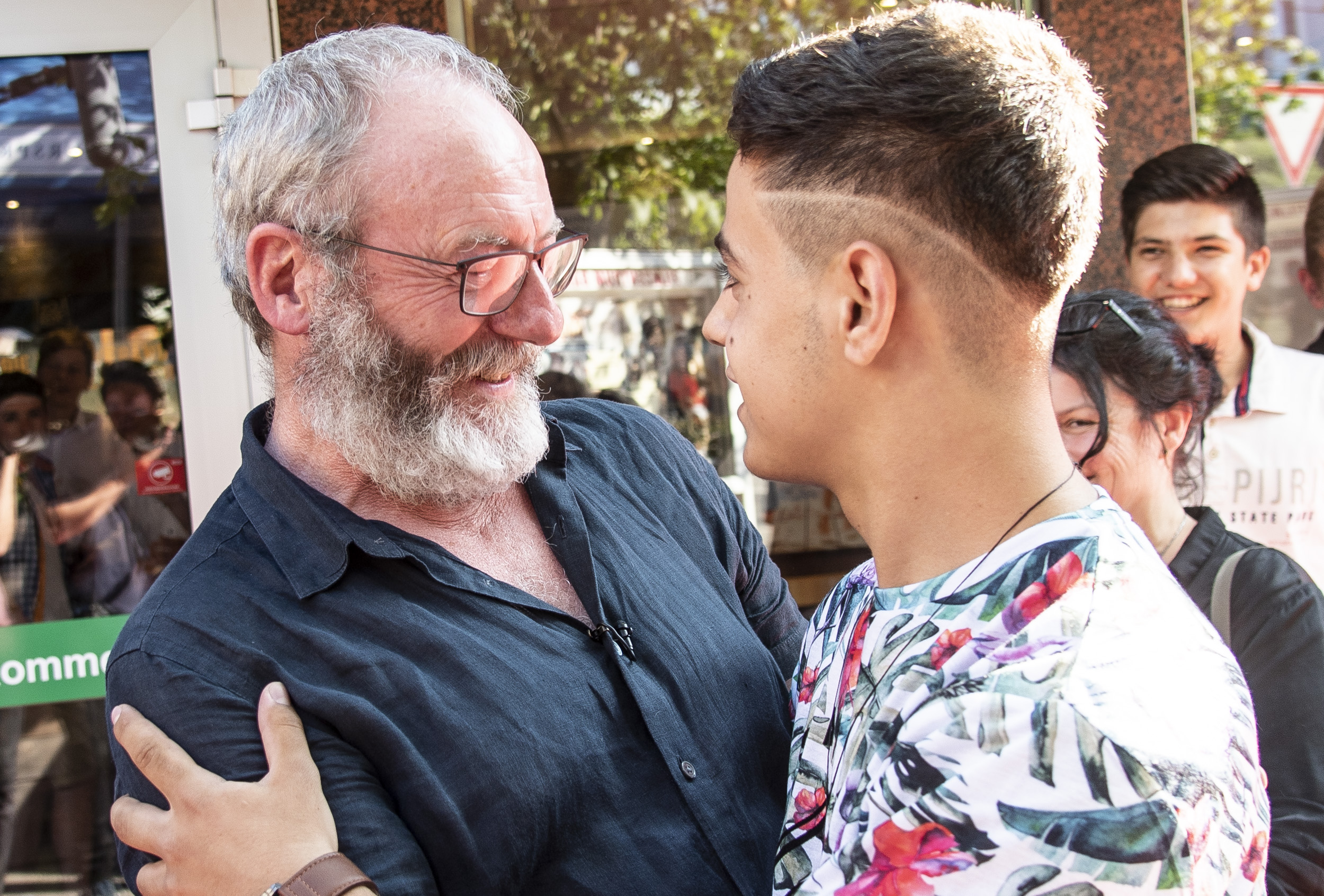 Porträt-Nahaufnahme von Liam Cunningham mit Brille im Gespräch