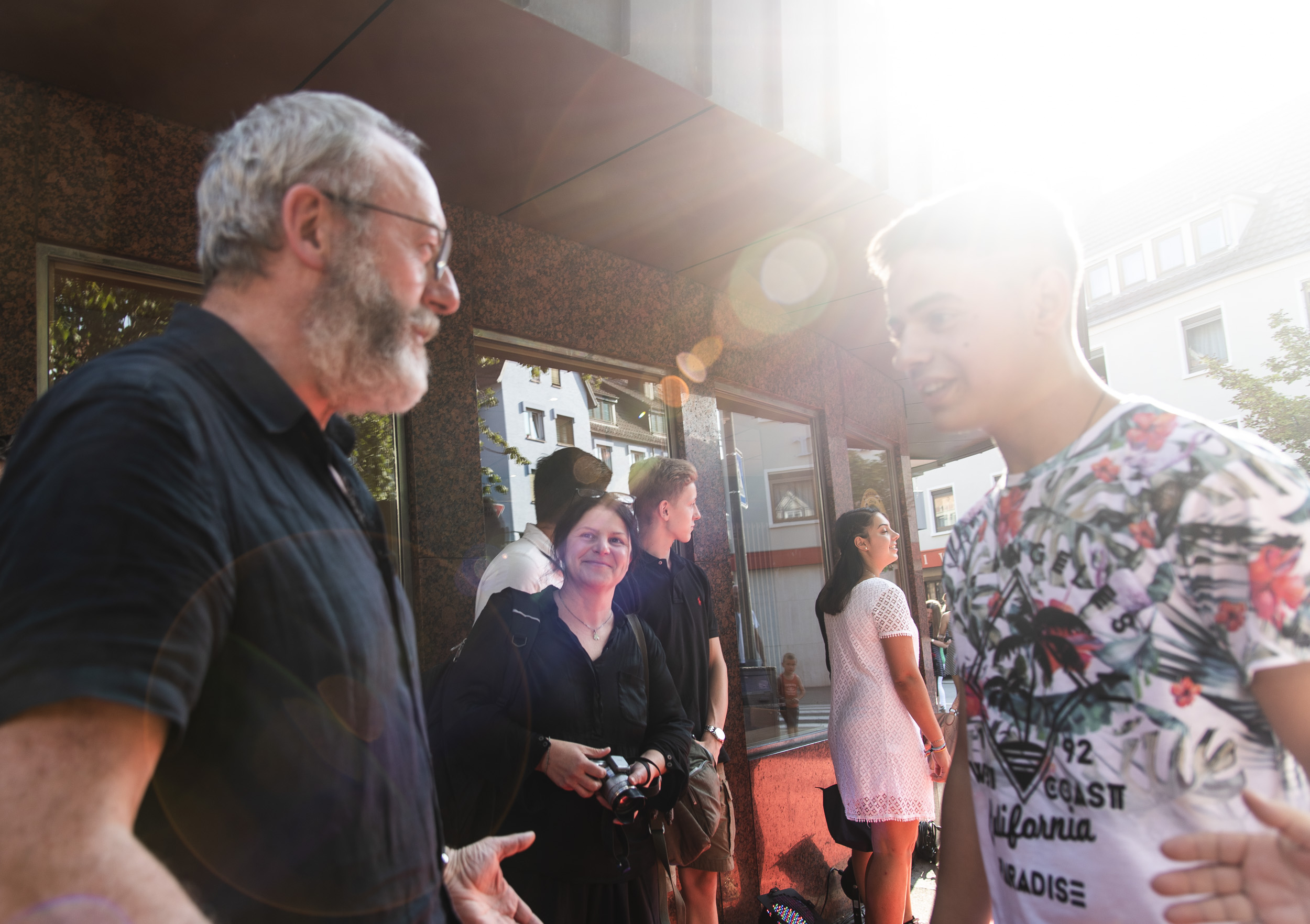 Liam Cunningham im Gegenlicht bei einem Gespräch im Freien