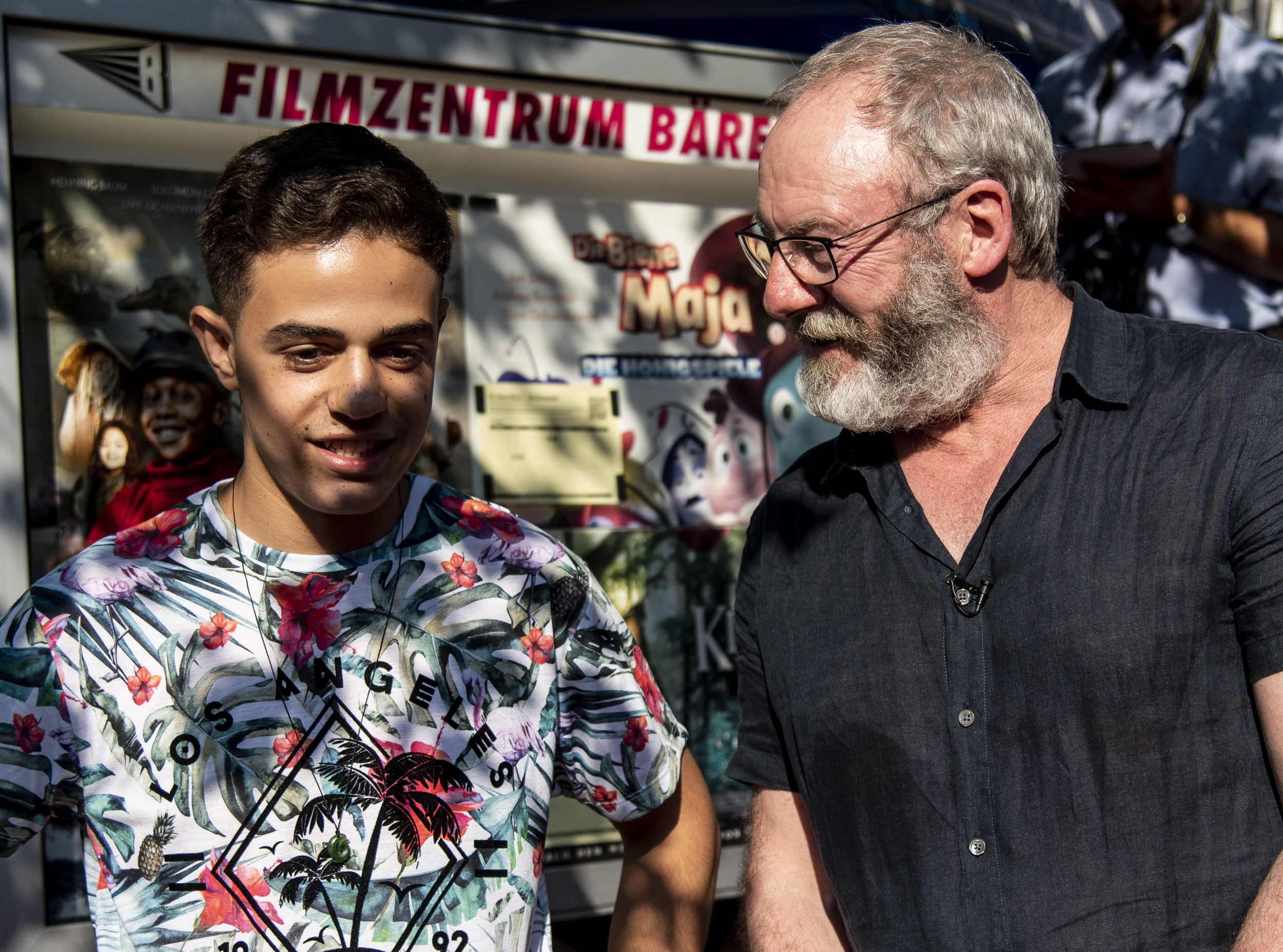 Liam Cunningham und Gesprächspartner im Gespräch vor dem Filmzentrum Bären